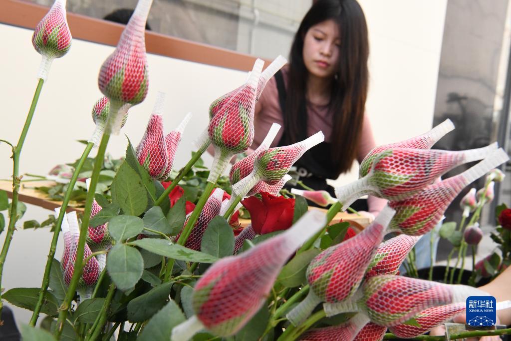 “七夕”将至 鲜花俏销(图1)